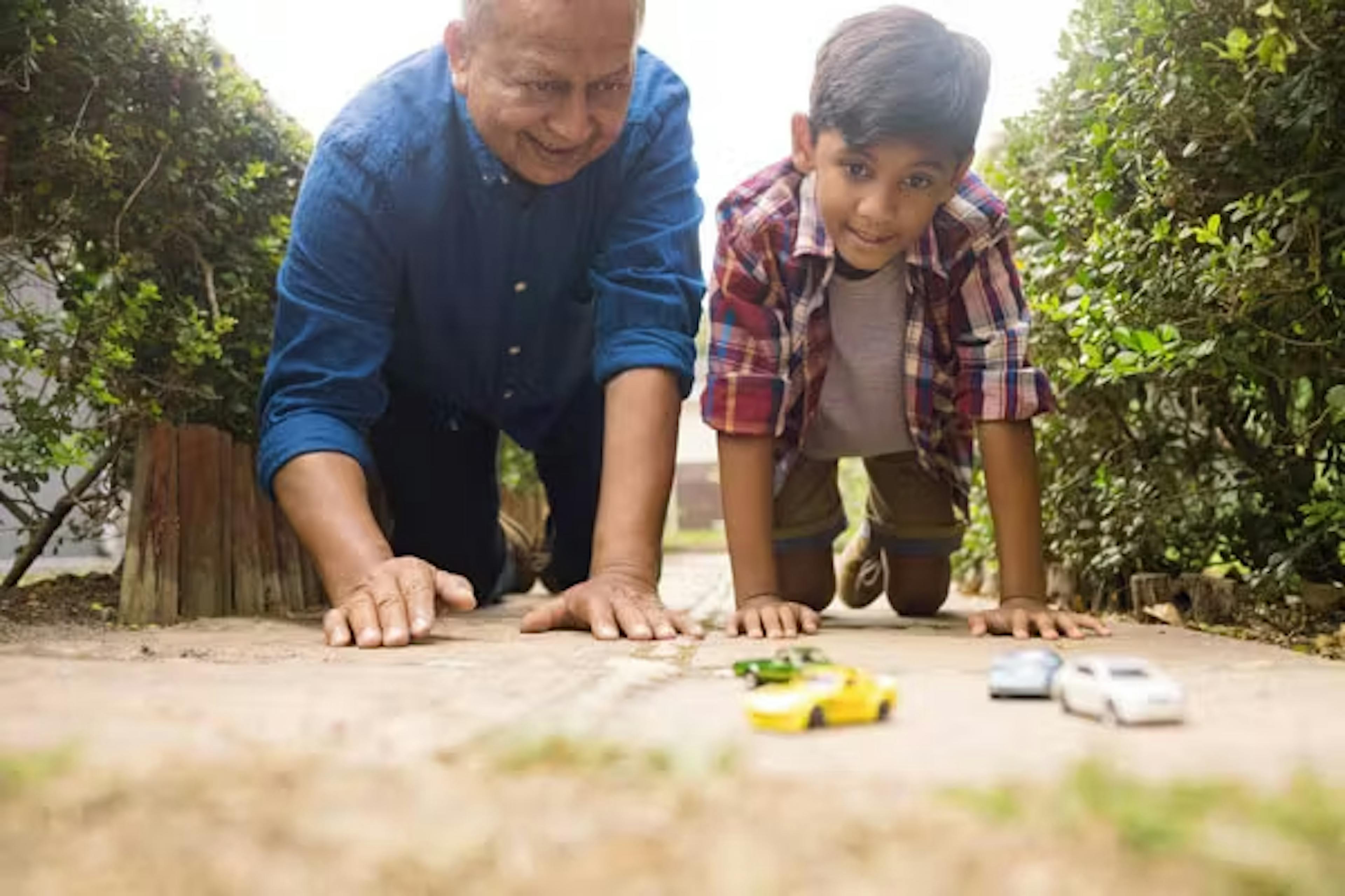 Man en kind spelen met speelgoedauto's