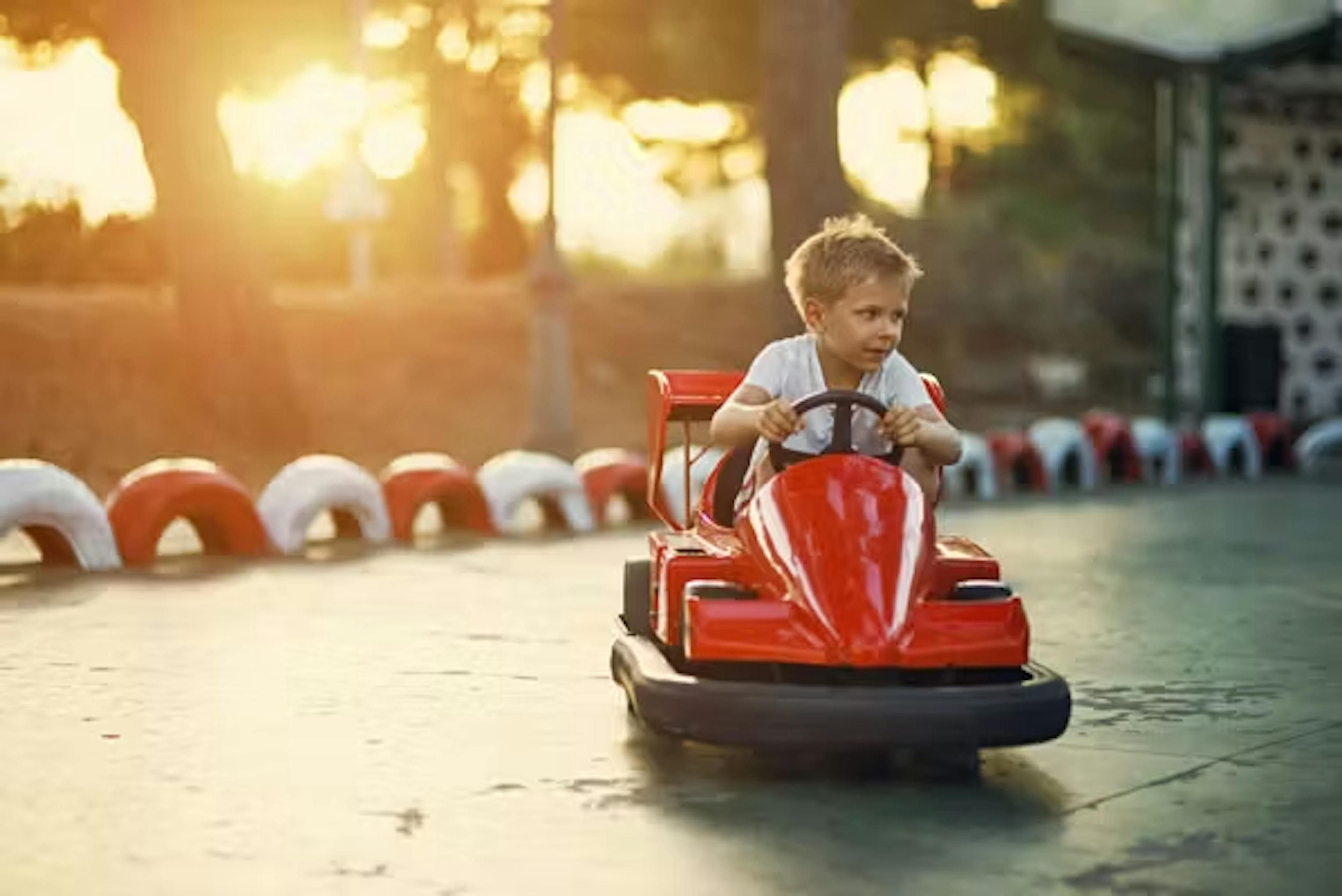 Kind rijdt in speelgoedkart